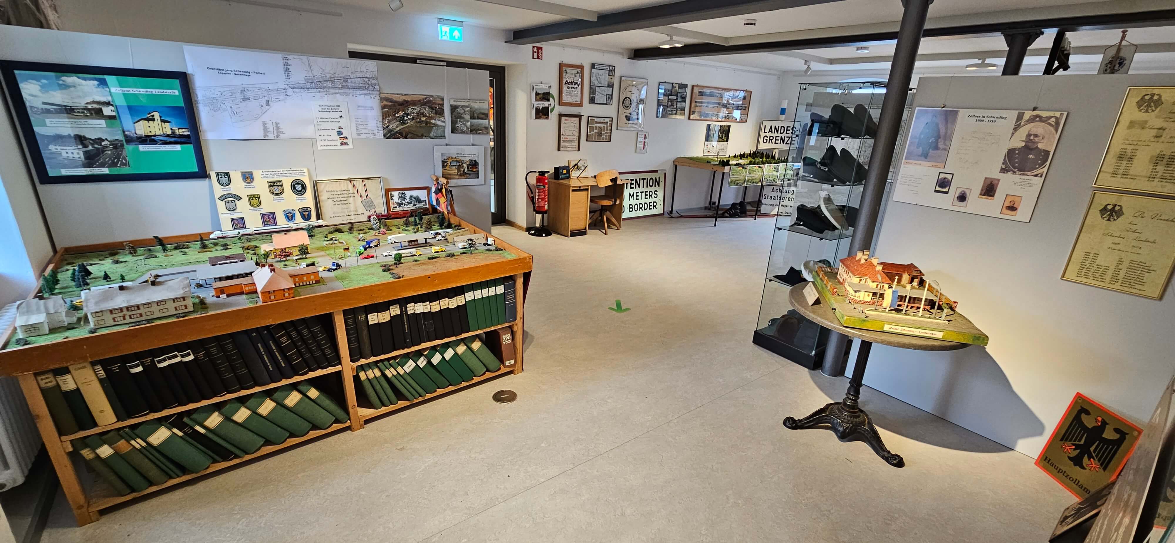 Originale Uniformen und Abzeichen aus der Grenzschutzzeit