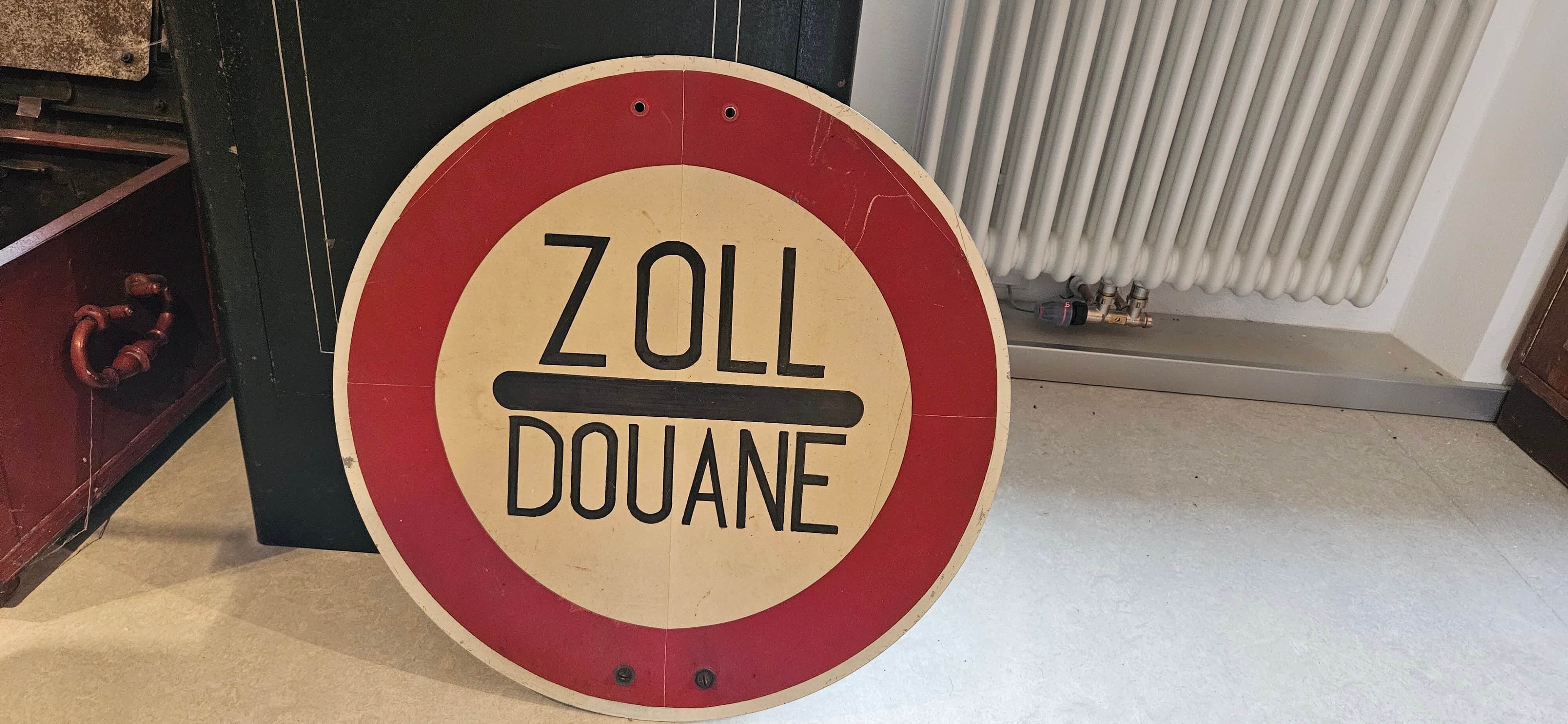 Grenzpfahl und Hinweisschilder – Relikte des Eisernen Vorhangs